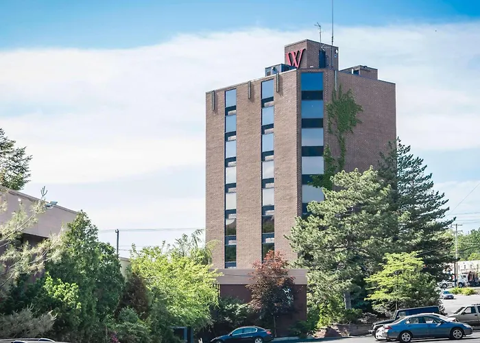 The Woodlands Inn